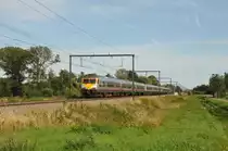 Nachschuss auf den IC2214 Gent-St.Pieters - Tongeren, der mit einer Dreiergarnitur aus AM80-Triebwagen,allesamt in der alten Memling--Lackierung, (am Schluss Triebwagen 372) dem nächsten Halt in Hasselt zustrebt. Hier aufgenommen am 26/08/2015 bei Schulen.