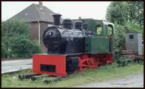 Einst zog Lok 10, gebaut von der Fa. Henschel, im Besitz der Fa. Dyckerhoff, Kalksteinzüge in den Brüchen des Werkes in Lengerich. Nach ihrer aktiven Dienstzeit kam sie als  Spielobjekt  auf einen Spielplatz nach Ladbergen, von wo sie die Eisenbahnfreunde Lengerich zurück holten. Diese stellten sie, wie hier auf dem Bild am 13.8.1991 noch zu sehen, an der Einfahrt zu ihrem Westfälischen Feldbahn Museum auf. Inzwischen ist die Lok intern umgesetzt worden und erlebt nun eine äußerliche Restauration in der großen Fahrzeughalle des Museums. Über den Fortgang der Arbeiten kann sich jeder informieren, wenn er das Museum zu den Öffnungszeiten besucht.