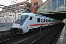 Hier IC2431  Borkum  von Emden Außenhafen nach Berlin Ostbahnhof, bei der Ausfahrt am 1.8.2015 aus Berlin Ostbahnhof, in Richtung Berlin Rummelsburg. Schublok war 101 111-3.