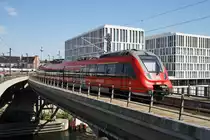 Hier 442 325-7 als RE7 (RE18724)  Airport-Express  von Bad Belzig nach Zossen, bei der Ausfahrt am 1.8.2015 aus Berlin Hbf. 