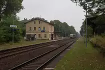 Das private EVU Trilex wird immernoch aufgrund seines nicht vollständigen Fahrzeugparks durch Fahrzeuge von DB Regio unterstützt. Eine Doppeltraktion 642 nach Dresden nahte am 17.08.15 aus Richtung Görlitz heran und durchfuhr den Bahnhof in Höchstgeschwindigkeit. Sein Ziel lautete Dresden Hbf.
