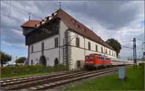 115 261-0 konnte es sich nicht verkneifen, mal wieder eine Planleistung Konstanz-Singen als missbrauchter Steuerwagen zu erbringen. Immerhin schreiben wir nunmehr September 2015 und die Planleistungen dieser Baureihe auf der Strecke sind nun im 39. Kalenderjahr.