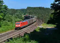 185 368 mit einem Güterzug am 22.07.2015 bei Deining. 