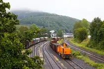 
Nicht bei bestem Wetter ist der Übergabezug fertig zusammen gestellt....
Die Lok 46 (277 807-4) der Kreisbahn Siegen-Wittgenstein (KSW) steht am 27.08.2015 mit einem Güterzug in Herdorf auf dem KSW-Rangierbahnhof zur Übergabefahrt nach Kreuztal via Betzdorf bereit. 

Die Lok ist Vossloh G 1700-2 BB (eingestellt als 92 80 1277 807-4 D-KSW), sie wurde 2008 unter der Fabrik-Nr. 5001680 gebaut.