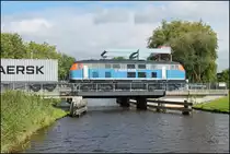 225 071-0 der NBE RAIL mit ihrem Containerzug kommend vom JWP Wilhelmshaven beim überqueren des Ems-Jade-Kanal`s kurz vor Sande. 04/09/2015