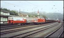 1116 107 wartet mit ihrem G�terzug im Sommer 2005 in Kufstein auf die 1144 240.