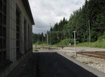 Die Ausfahrt in Richtung Zella-Mehlis mit der Signalbrücke am 09.07. in Oberhof. Links erkennt man das Abstellgleis für Sonderzüge.