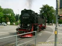 Die 99 7241 passiert mit ihrem Zug um 11:45 die Westerntorkreuzung