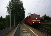 111 118-6 DB  kommt die Kohlscheider-Rampe hoch aus Richtung Neuss,Herzogenrath mit dem RE4 aus Dortmund-Hbf-Aachen-Hbf und fährt durch Kohlscheid in Richtung Richterich,Laurensberg,Aachen-West. 
Bei Regenwetter am Morgen vom 27.8.2015.