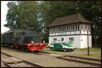 Für einen alten aufgearbeiteten Polizei VW Passat Variant 35i suchten wir den passenden Hintergrund und das passende Umfeld. Schließlich fiel die Wahl auf das fotogene  Stellwerk des ODF im Zechenbahnhof Piesberg und die ehemalige Lok 2 der Karmann Werke in Osnabrück, die am 3.9.2015 dafür als Kulisse dienten. Das Stellwerk stand übrigens einst im Stahlwerk Georgsmarienhütte. Es wurde, als der Abriß bevorstand, dort abgetragen und von den Vereinsmitgliedern der ODF am Piesberg in Osnabrück wieder aufgebaut.