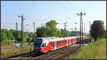 Diese Stadler Flirt Garnitur der Mav H_Start mit dem Fahrziel Györ fuhr mir Anfang August 2015 auf der Kbs1 bei Komárom (H) vor die Linse.
