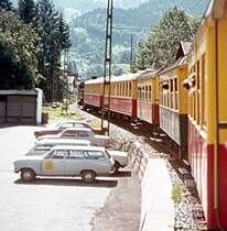 Hier ist der Zug kurz vor Schruns. Einer, der hier noch im besten Zustand eingesetzten Wagen, steht heute irgendwo auf einem Abstellgleis kurz vor der franz�sischen Grenze.