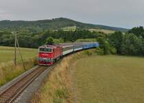 754 066 mit Os 7501 am 02.08.2015 bei Desenice. 