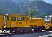 Die Lok C312 der Sersa ist zwar prinzipiell eine Rangierlok, ist aber mittels einer Klauenkupplung amerikanischer Bauart fest an eine Bettenreinigungsmaschine gekoppelt. Im Bild gut zu erkennen. Sie kann sowohl Traktionsleistung bis zu 70 &permil; erbringen als auch die Stromversorgung der Gleisbaumaschine sicherstellen. Cavaglia, August 2015. 