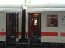 Rechts ist 61 80 29-95 057 Bwmz 111.2 (geringfügig modernisiert) zu sehen, links ein nicht icmodernisierter Apmz.
Man beachte die Ähnlichkeiten der beiden Fahrzeuge.
Gesehen am 04.09.15 im IC 1957 in Weimar