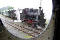 Es goss wie aus K�beln, wass vom Himmel runter ging, aber dieses Bild der idyllischen Schmalspurbahn in Traibach-Althofen, lie�en mich doch das Herz erw�rmen. Der Lokf�hrer der Lok, auf der ich stehe, hat mir genehmigt, dieses Bild zu schie�en. Sommer 2005 in K�rnten