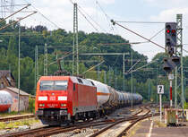 
Die 152 057-6 (91 80 6152 057-6 D-DB) der DB Schenker Rail Deutschland AG fährt am 22.08.2015 mit einem Kesselwagenzug, mit Ethylendichlorid (gehört zu den Chlorkohlenwasserstoffen), durch Betzdorf/Sieg in Richtung Siegen.
