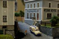 Das Geschäft von Georg Geyer in Bahnhofsnähe war lange Zeit der Tante-Emma Laden in Tirschenreuth. Links neben dem Gebäude befinden sich auch heute noch die Porzellinerhäuser, 03.04.2015 (Bahnhofsmodell Tirschenreuth) 