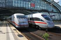 Hier links 808 013-7  Nauen  und 808 005-3  Zwickau  als ICE547 von Köln Hbf. nach Berlin Ostbahnhof und rechts 411 074-8  Hansestadt Warburg  und 411 002-9  Neubrandenburg  als ICE1546 von Berlin Ostbahnhof nach Köln Hbf., diese beiden Triebzugverbände begegneten sich am 1.8.2015 in Berlin Hbf.