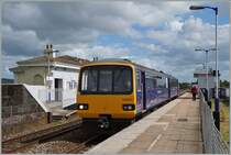 Der Firt Great Western 143 620 von Paignton nach Exmouth beim Halt in der Vorstadtstation Exeter St Thomas.
12. Mai 2014 