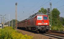 Ohne besondere Mühe erreichte 233 306 mit ihren 5 Schiebewandwagen am 22.08.15 Leipzig-Thekla und fuhr Richtung Schönefeld.