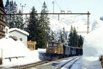 RhB Extra-GmP 3031 f�r Graub�ndentours AG von Landquart nach Davos Platz am 14.03.1999 Einfahrt Davos-Laret mit E-Lok Ge 6/6 I 414 - B 2246 - D� 4052II - Gbkv 5568 - Gbkv 5593 - Gb 5082 - E 6610 - Kk 7070.
