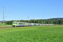 Schon bald sind die alten EWI Module an den EWIII Pendeln Geschichte; Jeweils Montags ist der Kambly EWIII Pendel im Unterhalt, deshalb verkehrt in seinem Umlauf ein normaler EWIII Pendel; RE 4381, Bt EWI 50 85 80-35 901-8, AB EWI 50 85 39-35 424-3 und Re 420 504-3, Worb SBB, 07.09.2015.
