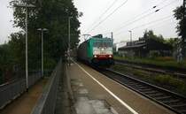 Die Cobra 2843 kommt die Kohlscheider-Rampe hoch aus Richtung Neuss,Herzogenrath mit einem langen Toyota-Autozug aus Gliwice(PL) nach Zeebrugge(B) und fährt durch Kohlscheid in Richtung Richterich,Laurensberg,Aachen-West.
Bei Regenwetter am Morgen vom 1.9.2015.