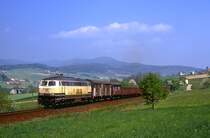 218 218 hat Furth im Wald verlassen und nähert sich der Staatsgrenze zur Tschechoslowakei, Zug 44123, 14.05.1988. 218 218 war Anfang 1974 Versuchslok der Bundesbahn für die neue ozeanblau-beige Lackierung. 