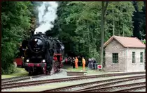 528038 gehörte am Osnabrücker Dampftag am 6.9.2015 zu den aktiv eingesetzten Objekten. Sie diente u. a. als Zuglok für den Pendelzug zwischen Hauptbahnhof und Zechenbahnhof. Hier fährt sie gerade nach einem solchen Einsatz zum Wasser nehmen und Bekohlen in das Stichgleis zum alten Brecher am Piesberg.