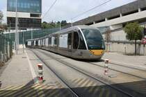 Nice / Nizza Lignes d'Azur SL T1 am 23. Juli 2015: Die Strassenbahn (Alstom Citadis-402 27) befindet sich wenige Meter vor der Endhaltestelle Henri Sappia (Las Planas). - Das Gebäude auf der rechten Seite der Strassenbahn ist der Betriebshof.