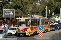 Die Strassenbahn hat keine eigne Fahrspur. Der Fahrplan in der Stadt ist kaum einzuhalten, drängeln Busse und rücksichtslose Autofahrer auf den Schienen herum. Die Stadt ist völlig verstopft. Die Bahn ohne störende Autos, frei zu fotografieren ist reine Glückssache. Bild am 19.8.2015.