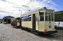 De Kusttram, Straßenbahn  Nr. 354 vor der Fahrzeughalle am Loskaai in  De Panne am 29.8.2015