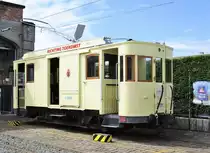 De Kusttram, Straßenbahn Wagen Nr.9985 vor der Fahrzeughalle am Loskaai in  De Panne am 29.8.2015