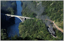 SZ 33-037 mit ihrem 13402 von Nova Gorica nach Jesenice bei der Querung der Salcanobrücke (Solkanski most) am 6.9.2015.