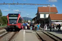 SBB: Der traditionelle Chaindon-Mark Reconvilier im Berner Jura wurde auch dieses Jahr wiederum von mehreren 10'000 Personen besucht. Da der Markt bestens von der Bahn erschlossen wird, reisten viele Marktbesucher aus den Agglomerationen Biel und Moutier mit der Bahn an. RABe 526 Stadler-GTW auf der Fahrt nach Biel bei dem Zwischenhalt in Reconvilier am 7. September 2015.
Foto: Walter Ruetsch  