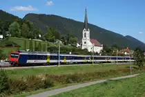 SBB: Der traditionelle Chaindon-Mark Reconvilier im Berner Jura wurde auch dieses Jahr wiederum von mehreren 10'000 Personen besucht. Da der Markt bestens von der Bahn erschlossen wird, reisten viele Marktbesucher aus den Agglomerationen Biel und Moutier mit der Bahn an. Fünfteiliger NPZ  KOLIBRI  mit dem RBDe 562 003-4 bei Court auf der Fahrt nach Moutier am 7. September 2015. Die KOLIBRIS sind während den letzten Jahren sehr selten geworden, da sie im Regionalverkehr durch DOMINOS und FLIRTS von Stadler verdrängt wurden.
Foto: Walter Ruetsch  