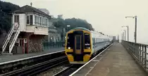 Bei typisch britischem Wetter fährt Class 158 792 im April 1992 in Dawlish ein. Das Stellwerk stand gerade zum Verkauf, vielleicht hat es ein Eisenbahnfreund mit dem notwendigen Kleingeld erworben.