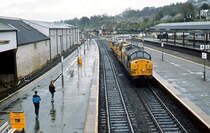 Eine Class 37 der BR durchfährt im April 1992 den Bahnhof Exeter St. Davids. Die jungen Herren links im Bild sind Trainspotter, ihnen geht es nicht ums Fotografieren, sondern sie sammeln Loknummern.