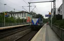 Ein Nachschuss von der V105 von der Rurtalbahn kommt als Lokzug aus Richtung Stolberg-Rheinland,Eilendorf,Aachen-Rothe Erde,Aachen-Hbf und fährt durch Aachen-Schanz in Richtung Aachen-West.
Bei Sonne und Regenwolken am Nachmittag vom 2.9.2015.  