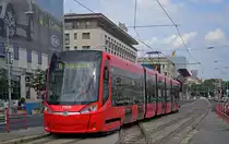Derzeit verkehren auf der Linie 6 in Bratislava nur Skoda 30T ForCity plus, wegen Baurbeiten die Strecke verkürzt ist, mittels einer Kletterweiche plus Wendemöglchkeit in Most SNP nur für Zweirichtungsfahrzeuge befahrbar ist, wie hier 7506 als Linee 6 welche sich nun wieder am Weg nach Dúbravka macht, 21.08.2015
