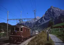 BLS 425 180 mit einem Zug der Rollenden Landstraße kurz vor der Einfahrt in den Lötschberg Tunnel bei Kandersteg, 15.09.2003.
