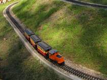 Eine D10 mit einem Personenzug, am 03.06.2015 auf der Anlage im Nadmorski Park Miniatur in Dziwnów.