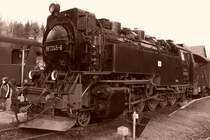 Schade, wenn die Kinder links im Bild nicht diese Anoraks angezogen h�tten, k�nnte man denken, man befinde sich im Jahr 1950- Februar 2007 im Bahnhof Drei-Annen Hohne