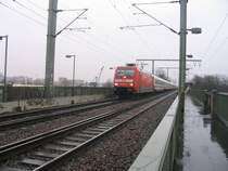 101 076-8 mit einem umgeleiteten InterCity am 27.02.07 auf der K�lner S�dbr�cke. Normalerweise verkehren hier nur G�terz�ge sowie einige ICEs.