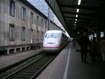 Da kommt er wieder......der ICE aus richtung Berlin nach K�ln/Bonn Flughafen in Essen auf Gleis 1 Aufgenommen (17.08.2005)