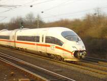 Ein ICE 3 bei der Vorbeifahrt mit circa 140km/h in D�sseldorf Unterrath. Interessant ist die ge�ffnete Schakuklappe... (17.02.2007)