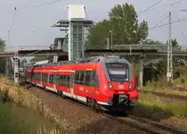 442 356-2 als S 1 von Warnem�nde nach Rostock Hbf bei der Ausfahrt in Rostock-Marienehe im Hintergrund fuhr 411 064 nach Warnem�nde.13.09.2015