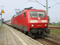 120 155-7 mit IC 2409 von Warnem�nde nach D�sseldorf kurz vor der Ausfahrt im Bahnhof Warnem�nde.13.09.2015