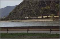 Zwei Class66 von DLC bringen im April 2006 gemeinsam einen Containerzug richtung K�ln. Gleich durch fahren sie den Bahnhof von Kestert.